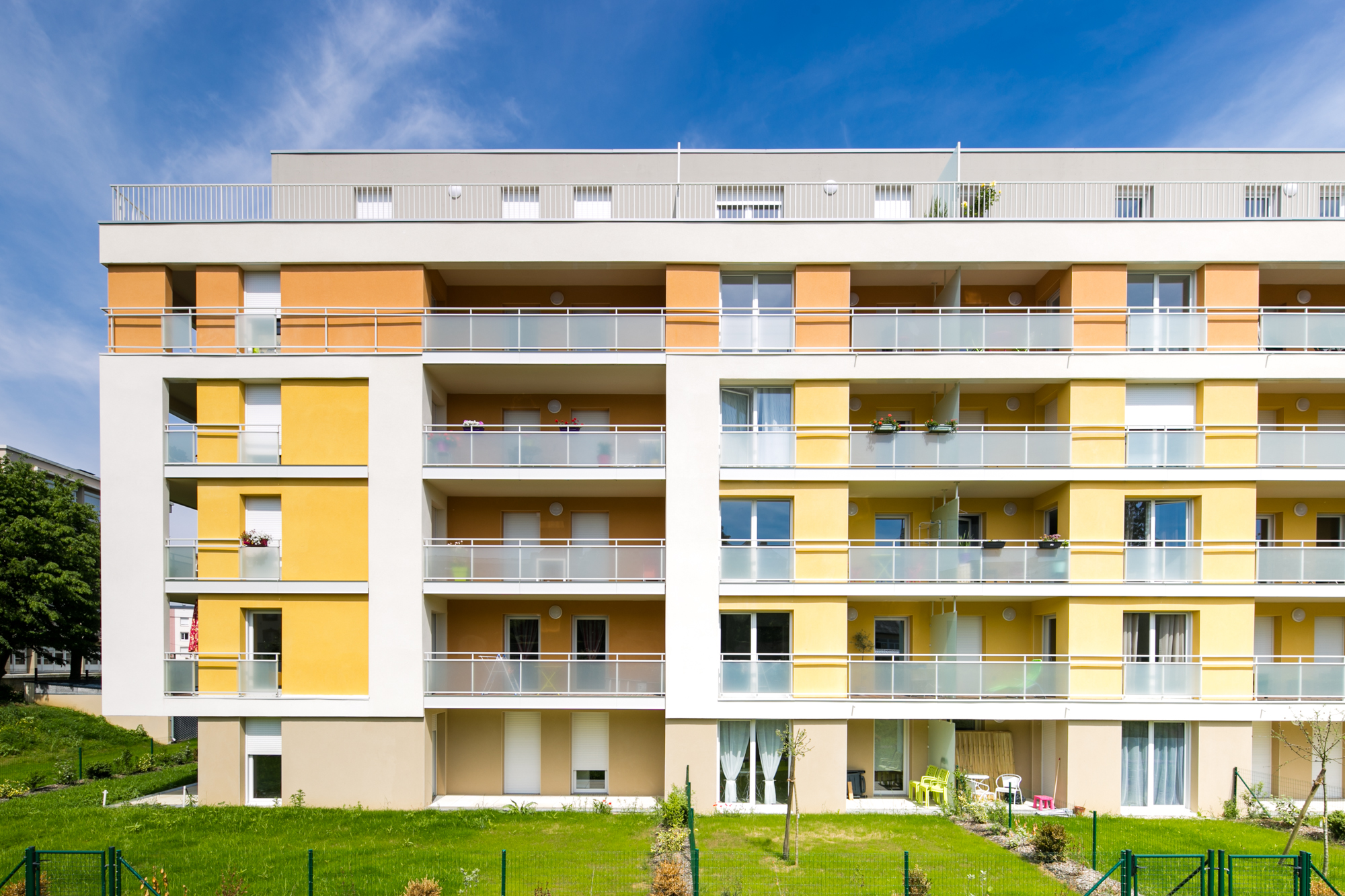 Photo architecturale d'une façade de bâtiment